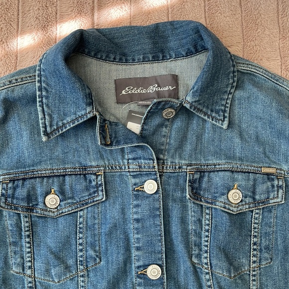 🆕 Eddie Bauer relaxed fit denim jacket - size medium - Picture 6 of 8